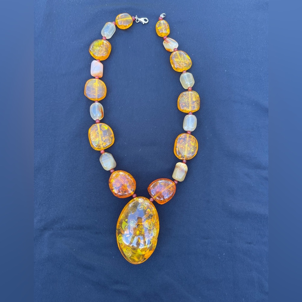 RARE VINTAGE REAL AMBER NECKLACE WITH BEE IN IT ..16”long 101.19g Silver Claps